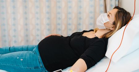 Podczas porodu kazano jej nałożyć maseczkę. Wpadła w panikę