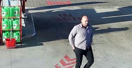 Ukradł auto za 140 tys. zł. Jest nagranie ze stacji benzynowej