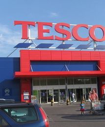 Tesco zapowiada podwyżki płac. Ile pracownicy dostaną "na rękę"?