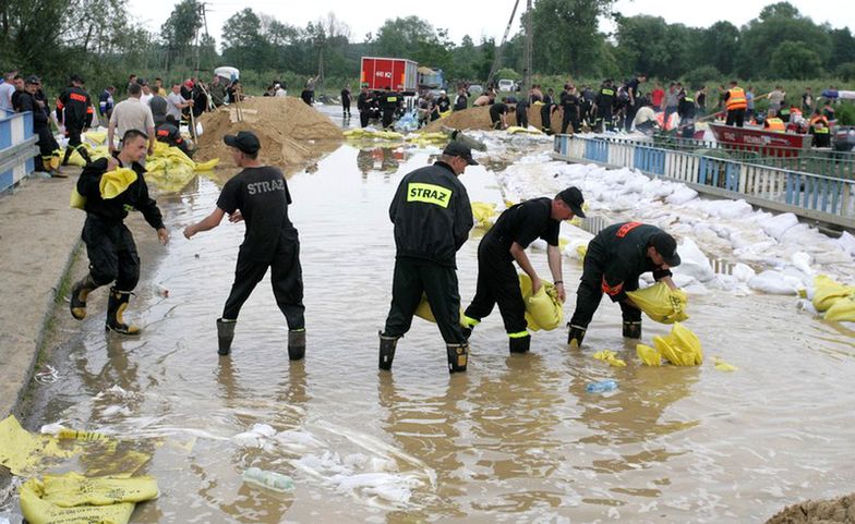 Stany alarmowe na rzekach nadal przekroczone. Trwa szacowanie strat