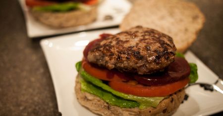 Burgery z mięsa mielonego z wołowiny (90% mięsa, 10% tłuszczu) opiekane na patelni