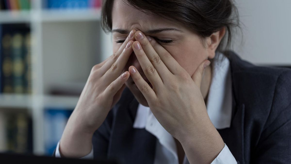 Objawem sugerującym zapalenie zatok może być obrzęk powiek