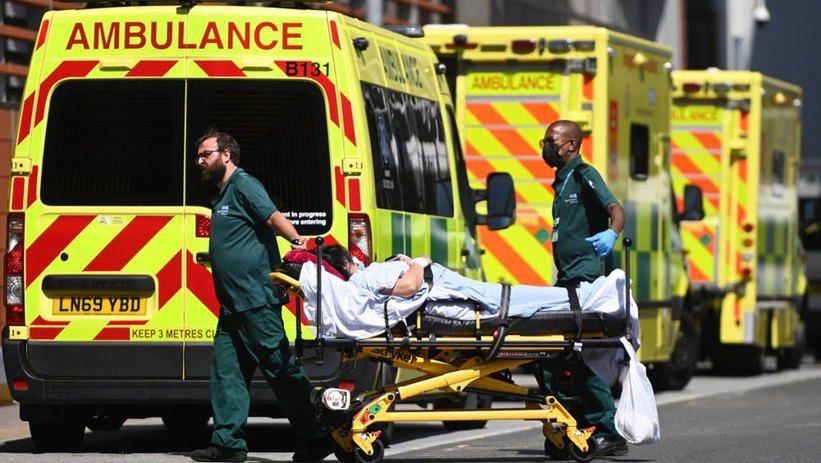 <p>epa09359627 Ambulance staff with a patient outside the Royal London hospital in London, Britain, 23 July 2021. Covid-19 cases are continuing to sour in the UK despite England&#8217;s so called &#8216;freedom day&#8217; July 19, when total Covid-19 restrictions were lifted. Figures show that over forty thousand people are catching Covid each day with the numbers of deaths rising steadily.  EPA/ANDY RAIN<br />
Dostawca: PAP/EPA.</p>
