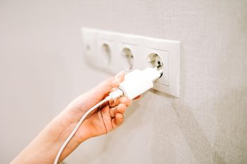 Ta kwota zaskakuje. Tyle kosztuje ładowanie telefonu