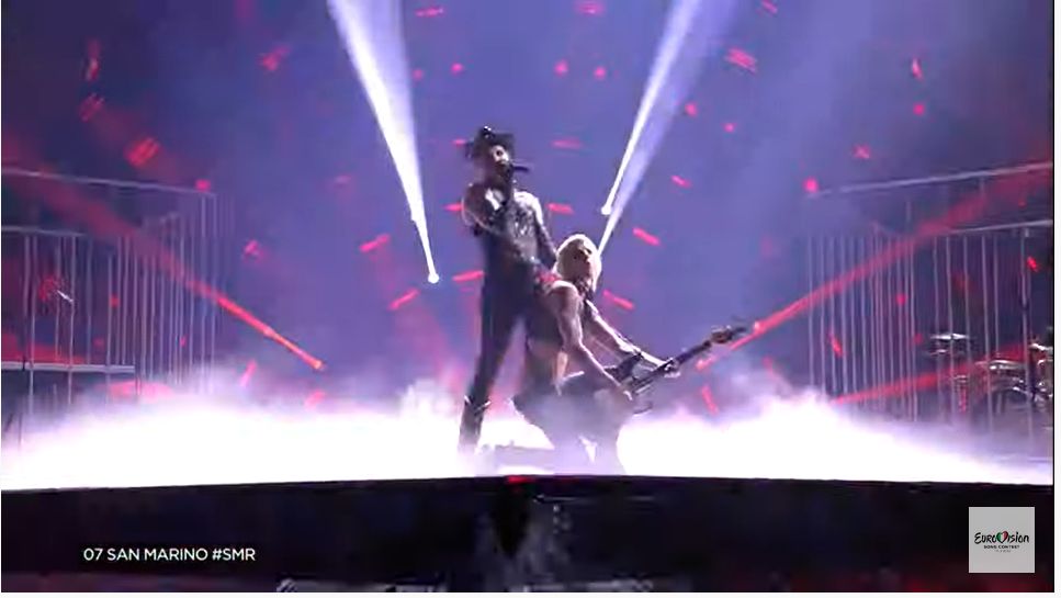 Achille Lauro z San Marino pocałował kolegę na scenie