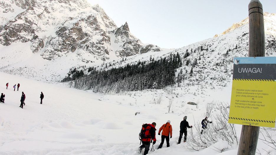 Tatry. Do Morskiego Oka zeszła potężna lawina śnieżna. Mogło dojść do tragedii  