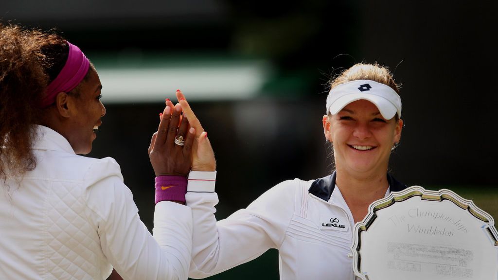 Getty Images / Stephen Pond/PA Images / Na zdjęciu od lewej: Serena Williams i Agnieszka Radwańska po finale Wimbledonu 2012