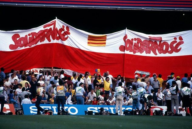 Transparent Solidarności podczas meczu Polska - ZSRR na MŚ 1982 / fot. GettyImages/Mark Leech/Offside