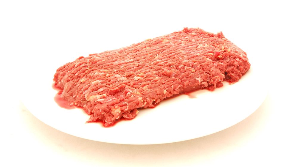 Surowe mięso mielone ze strusia