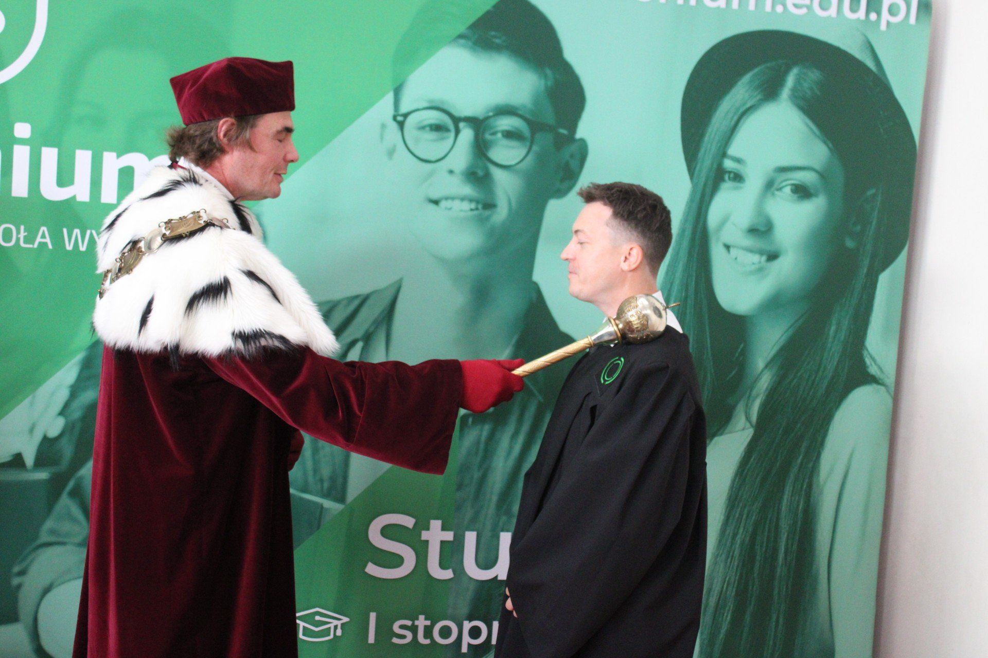 Ponad 150 studentów rozpoczęło nowy rok akademicki w Gnieźnieńskiej Szkole Wyższej Milenium. Uroczystość otworzył rektor, dr Krzysztof Gawrecki, który podkreślił kierunki rozwoju uczelni oraz stabilną pozycję GSW Milenium na lokalnym rynku edukacyjnym.