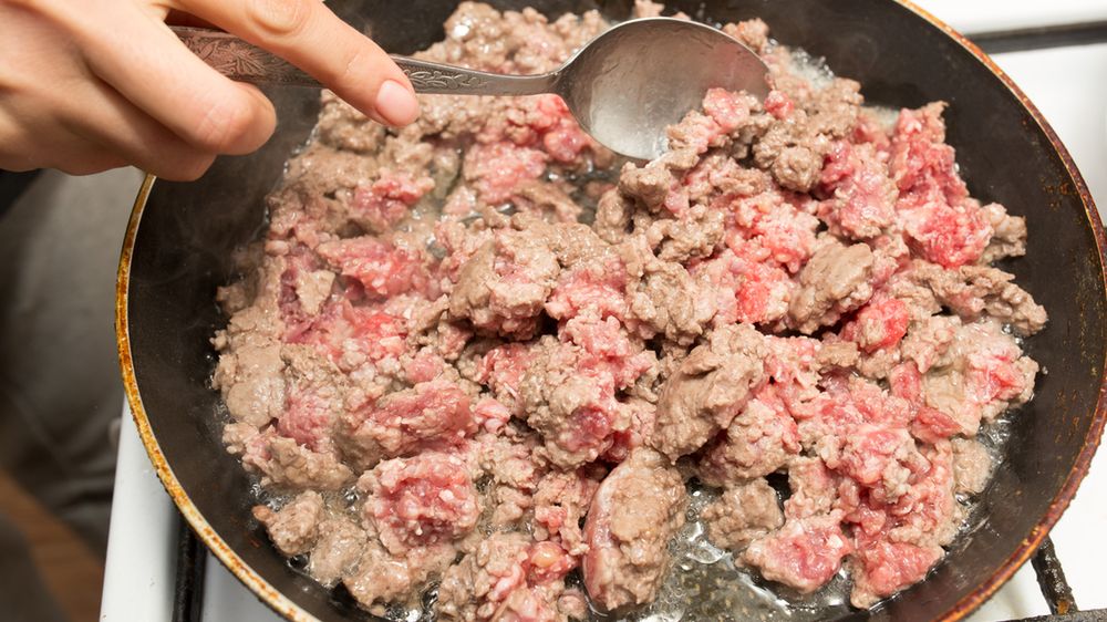 Mięso mielone ze strusia opiekane na patelni