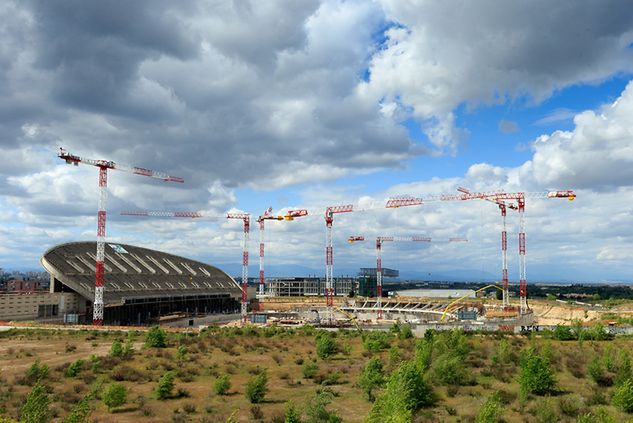 Zdjęcie z budowy Estadio Wanda Metropolitano w 2014 r. Po lewej stronie "La Peineta", trybuna poprzedniej areny, przypominająca grzebień. Fot. Matthew Ashton/AMA/AMA/Getty Images