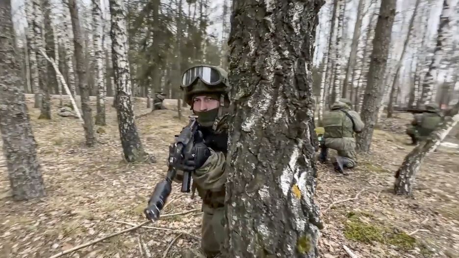 epa09770972 A handout still image taken from handout video made available by the Russian Defence Ministry press-service shows Russian and Belarusian servicemen practicing actions to detect, block and destroy illegal armed formations of a mock enemy in urban areas during the joint operational exercise of the armed forces of Belarus and Russia 'Union Courage-2022' at a firing range in Brest region of Belarus, 19 February 2022. The joint exercises of the military forces 'Union Courage-2022' of Russia and Belarus are held from February 10 to 20. As specified in the Russian Ministry of Defense, the purpose of these exercises is to work out the tasks of 'stopping and repelling external aggression' during a defensive operation, as well as 'countering terrorism and protecting the interests of the Union State.' In Belarus, the holding of joint exercises was called a response to the 'continuing militarization' of European countries. President of Belarus Alexander Lukashenko allowed the recognition of the independence of the self-proclaimed Donetsk and Luhansk People's Republics (DPR and LPR) by Minsk.  EPA/RUSSIAN DEFENCE MINISTRY PRESS SERVICE  HANDOUT  HANDOUT EDITORIAL USE ONLY/NO SALES Dostawca: PAP/EPA.