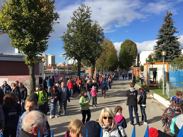Ludzie coraz bardziej tłumnie wchodzą na stadion (fot. Sabina Susułowska)