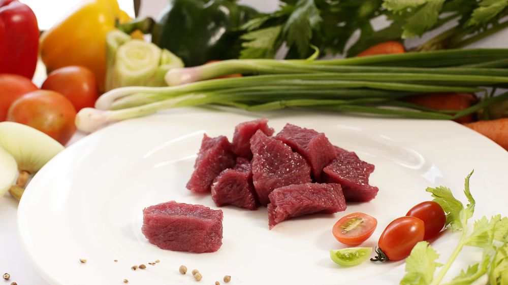 Surowe mięso ze skrzydła strusia