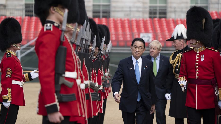 U.K. Prime Minister Boris Johnson Hosts Japan's Prime Minister Fumio Kishidaepa09927915 Britain's Prime Minister Boris Johnson (C-R) and Fumio Kishida (C-L), Japan's prime minister, review a guard of honor ahead of their bilateral meeting in London, Britain, 05 May 2022. Johnson is meeting Kishida and they are expected to discuss a plan to support Asian nations in diversifying away from Russian oil and gas.  EPA/David Levenson / POOL Dostawca: PAP/EPA.David Levenson / POOL