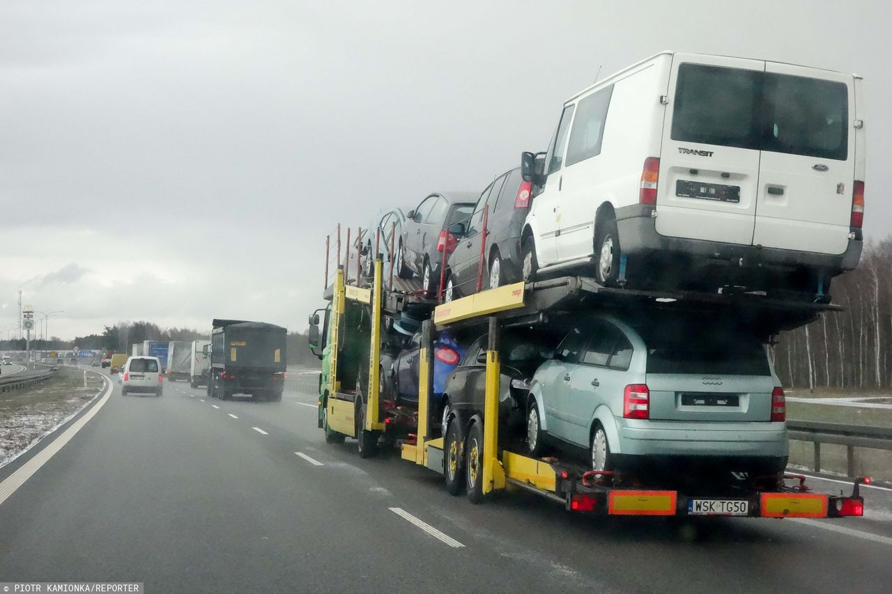 Import aut używanych kwitnie. Cena zależy też od województwa