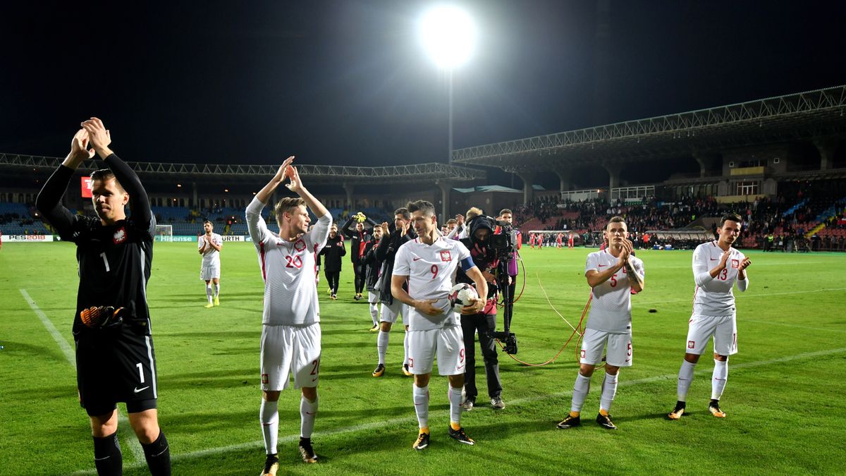 Piłkarze reprezentacji Polski dziękują kibicom po meczu grupy E eliminacji mistrzostw świata z Armenią