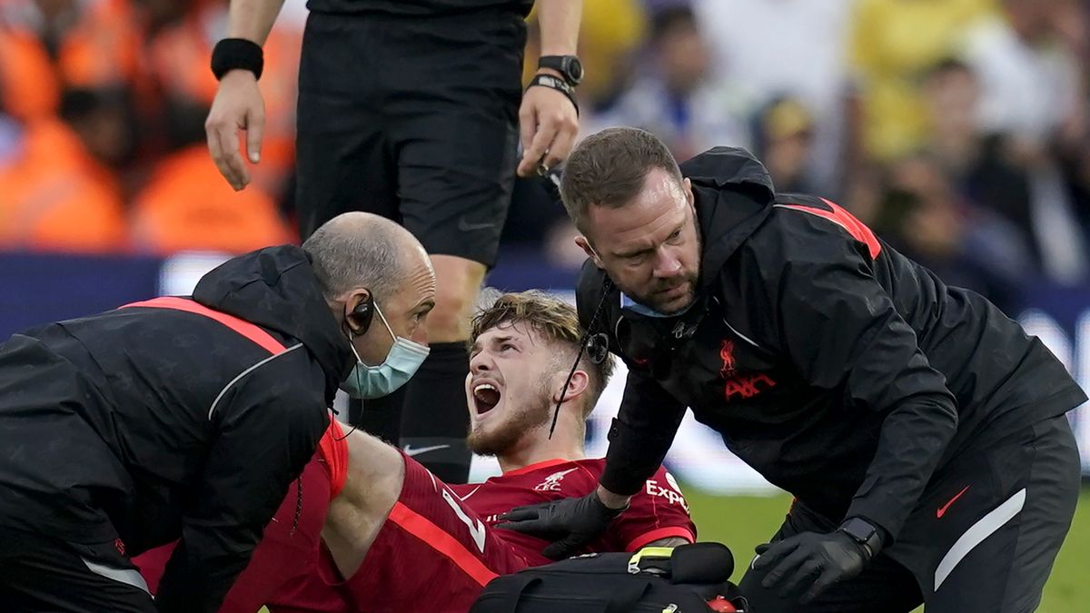 PAP/EPA / ANDREW YATES / Kontuzjowany Harvey Elliott podczas meczu Leeds United - Liverpool w Premier League