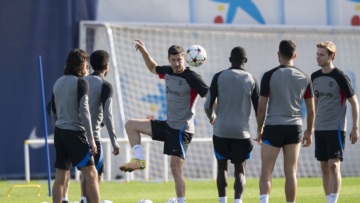 Robert Lewandowski i piłkarze Barcelony podczas sesji treningowej