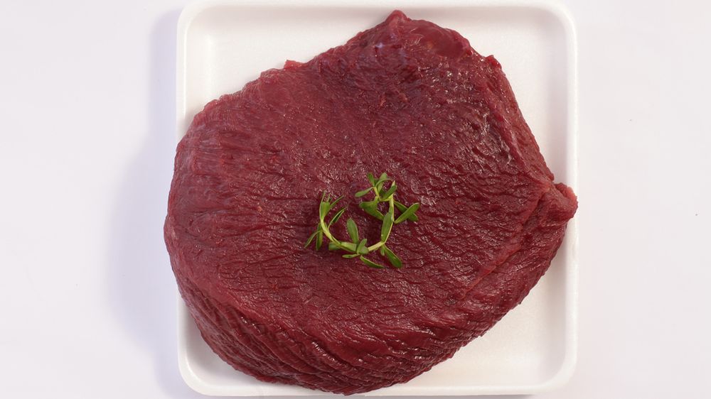 Surowy stek ze strusia (z wewnętrznej strony)