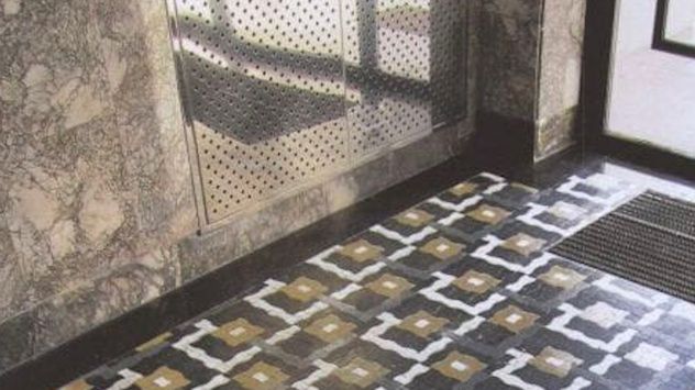 Warszawa. Wchodząc do stołecznych kamienic warto patrzeć pod nogi
