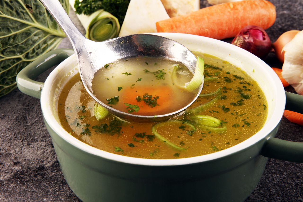 Die Küchenrettung: Wenn die Suppe versalzen ist, hilft Kartoffeltrick