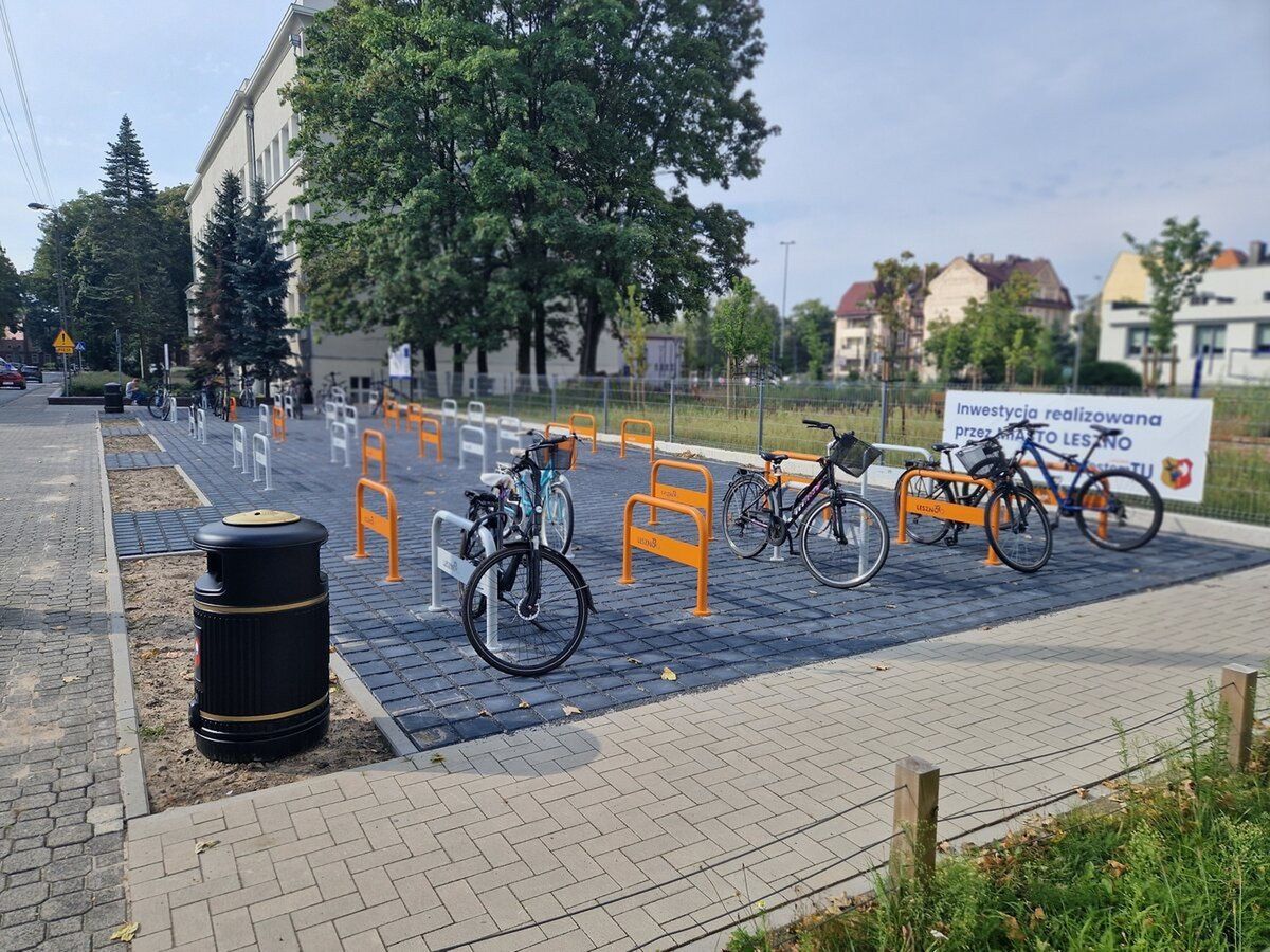 Przy ul. Kurpińskiego w Lesznie powstał duży parking dla rowerów. Przygotowano 46 stojaki rowerowee