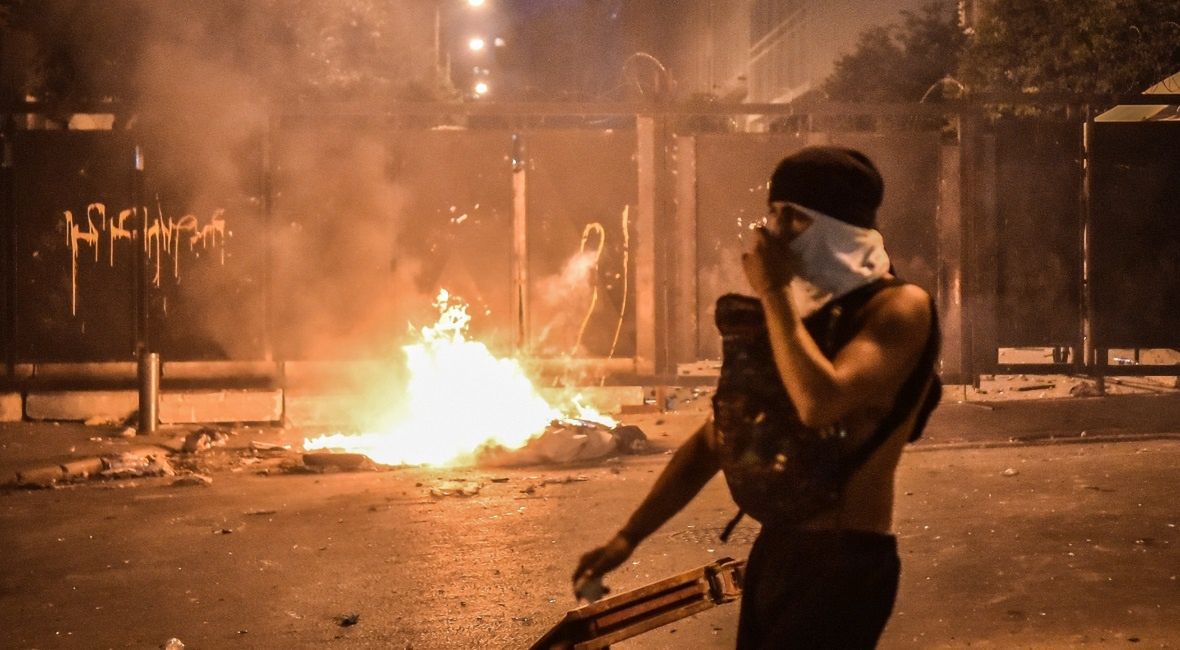 Antyrządowe protesty po wybuchu w porcie w Bejrucie. Zdjęcie z 9 sierpnia 2020 roku