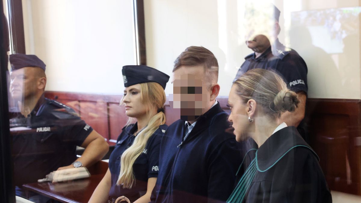 Piotrków Trybunalski, 09.09.2025. Oskarżony Sebastian M. (2P) i jego obrońca Katarzyna Hebda (P) na sali Sądu Rejonowego w Piotrkowie Trybunalskim, 9 bm. Sebastian M. jest oskarżony o spowodowanie wypadku na A1, w której zginęła rodzina z województwa śląskiego. (aldg) PAP/Marian Zubrzycki *** UWAGA!!! ZAKAZ PUBLIKACJI WIZERUNKU I DANYCH OSOBOWYCH OSKARŻONEGO! ***