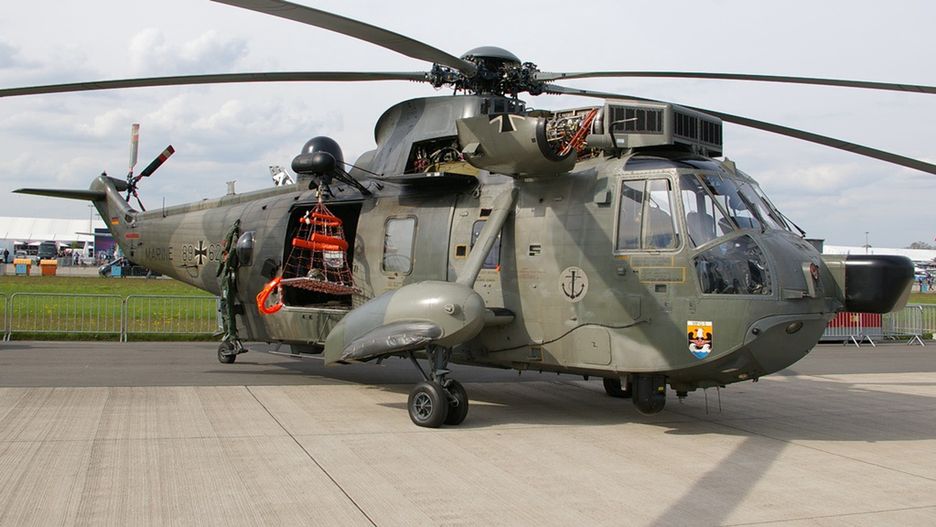 Niemiecki Sea King Mk 41. Dobrze widoczny kosz ratowniczy do pod