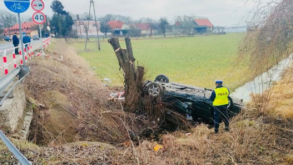 BMW wypadło z drogi i dachowało. Cztery osoby ranne