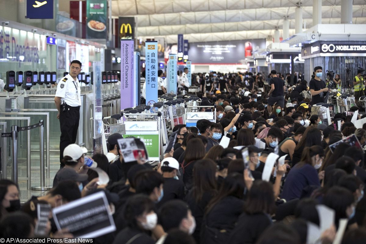 Hongkong. Lotnisko wciąż sparaliżowane