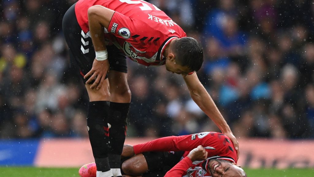 PAP/EPA / Facundo Arrizabalaga / Na zdjęciu od lewej: Jan Bednarek i Nathan Redmond