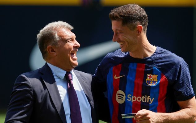 Joan Laporta i Robert Lewandowski po podpisaniu kontraktu / fot. GettyImages