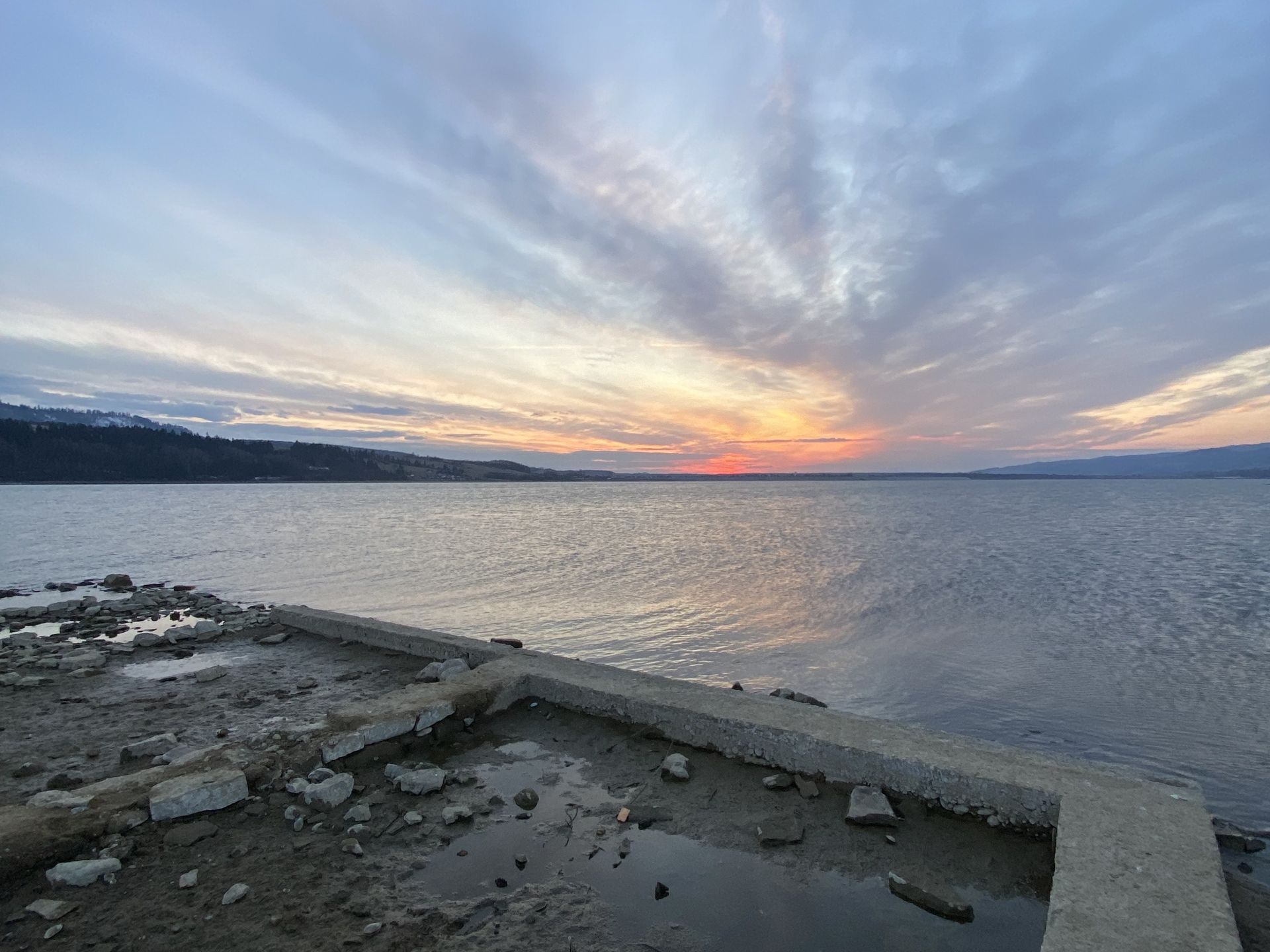 Woda czasami odsłania fundamenty Starych Maniów