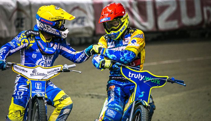 Krzysztof Kasprzak (z prawej) w meczu Stal - GKM