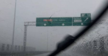 Kierowcy zatrzymali swoje samochody w czasie deszczu na S12/S17. Było bardzo niebezpiecznie!