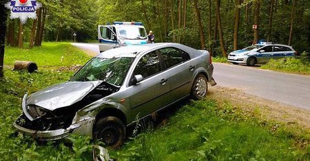 Sulów: Kobieta za szybko wjechała w zakręt. Auto wyleciało z drogi i uderzyło w przepust