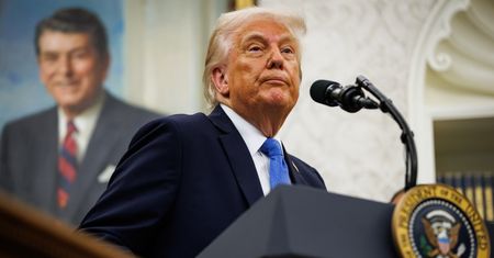Złote smartfony Trumpa. Wyprodukują je w Chinach?