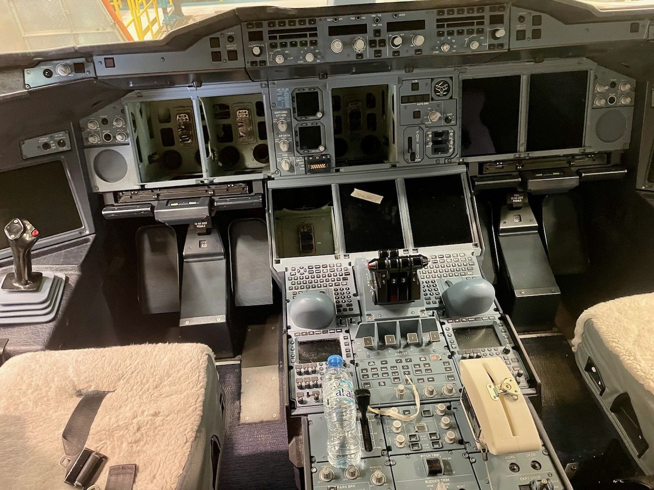 Z kokpitu wymontowano już ekrany, na których wyświetlane są wskazania przyrządów pokładowych. Zostaną poddane czyszczeniu i konserwacji