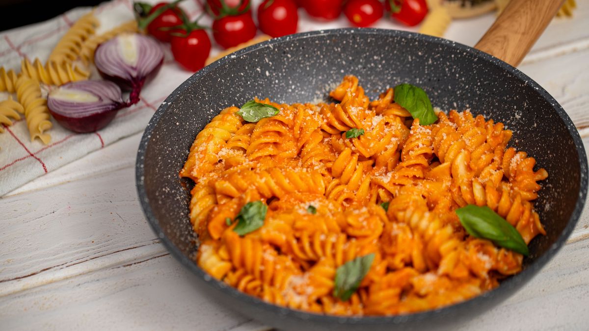 Serowy makaron z patelni