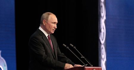 Rosja jest w trudnym położeniu. Zamierza opodatkować spółki energetyczne, by pokryć deficyt