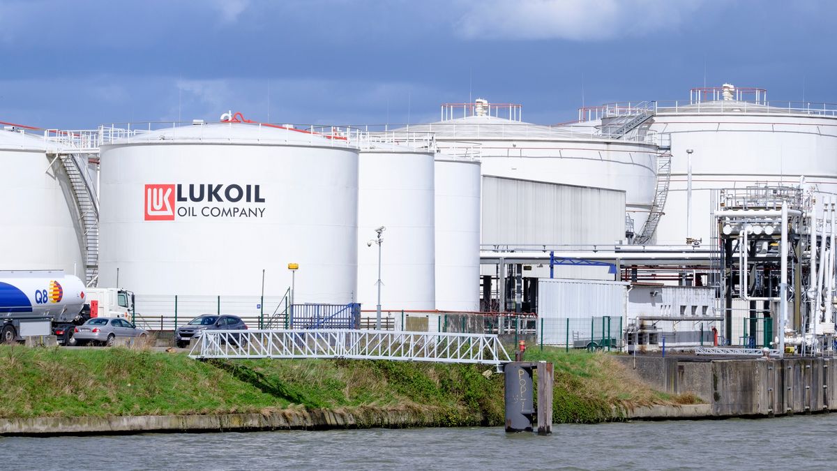 Firma należąca do Łukoilu zaczyna zwalniać. Efekt decyzji Trumpa