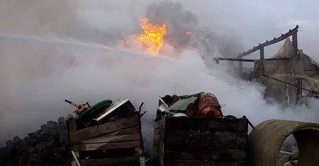 Pożar przechowalni jabłek w Kolonii Dobryń. Bardzo duże straty (FOTO)