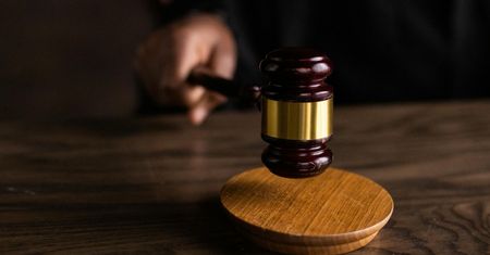 Był zazdrosny. Usiłować zabić 18-letnią partnerkę. Usłyszał wyrok