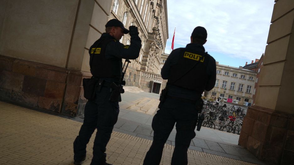 Archiwum zagraniczne East News 2025-09
Danish Police patrols at Christiansborg in Copenhagen on September 29, 2025. Copenhagen is to host the seventh EU summit of the European Political Community (EPC) on October 1 and 2, 2025.
To ensure security around the summit, Denmark on September 28, 2025 said it was closing airspace to all civilian drone flights until October 3, 2025, so that enemy drones would not be confused for legal ones.
A violation can result in a fine or imprisonment for up to two years.
Danish Prime Minister Mette Frederiksen said this week that "there is one main country that poses a threat to Europe's security, and it is Russia". (Photo by Liselotte Sabroe / Ritzau Scanpix / AFP) / Denmark OUT
LISELOTTE SABROE