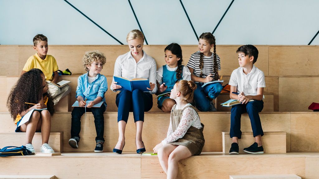 Neologizmy to nowe wyrazy, wyrażenia lub zwroty, powstałe na gruncie danego języka