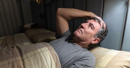 Zaburzenia snu – czym są? Przyczyny, objawy, rodzaje i leczenie