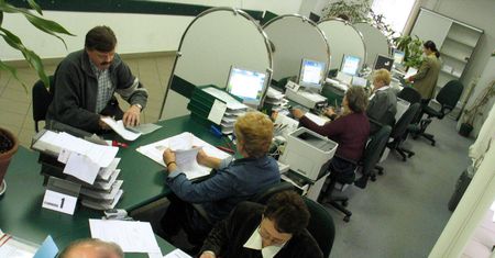 Cyfryzacja po polsku. Urzędnicy mają komputerowe bazy danych, które uzupełniają ręcznie